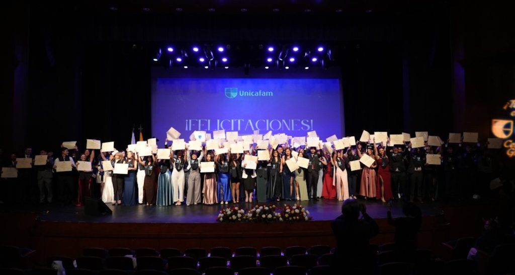 Un cielo lleno de sueños: así se vivió la ceremonia de grados en Unicafam